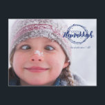 Happy Hanukkah Snow Bubbles Wreath Foto Postkarten<br><div class="desc">Stilvolle und niedliche Happy Hanukkah Snow Bubbles Wreath Holiday Foto Postkarten sind perfekt für alle Ihre Freunde und Familie in dieser Ferienzeit. Passen Sie den Text mit Ihrem Familiennamen und dem Jahr an und tauschen Sie das Bild gegen ein Foto Ihrer Kinder,  Haustiere oder der ganzen Familie aus.</div>