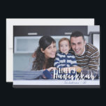 Happy Hanukkah Star der David Holiday Foto Card Feiertagskarte<br><div class="desc">Die stilvolle und niedliche Happy Hanukkah Star der David Holiday Foto Card ist perfekt für alle Ihre Freunde und Familie in dieser Feriensaison. Passen Sie den Text mit Ihrem Familiennamen und dem Jahr an und tauschen Sie das Bild gegen ein Foto Ihrer Kinder,  Haustiere oder der ganzen Familie aus.</div>