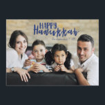 Happy Hanukkah Star der David Holiday Foto Card Feiertagskarte<br><div class="desc">Die stilvolle und niedliche Happy Hanukkah Star der David Holiday Foto Card ist perfekt für alle Ihre Freunde und Familie in dieser Feriensaison. Passen Sie den Text mit Ihrem Familiennamen und dem Jahr an und tauschen Sie das Bild gegen ein Foto Ihrer Kinder,  Haustiere oder der ganzen Familie aus.</div>