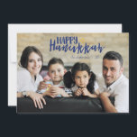 Happy Hanukkah Star der David Holiday Foto Card Feiertagskarte<br><div class="desc">Die stilvolle und niedliche Happy Hanukkah Star der David Holiday Foto Card ist perfekt für alle Ihre Freunde und Familie in dieser Feriensaison. Passen Sie den Text mit Ihrem Familiennamen und dem Jahr an und tauschen Sie das Bild gegen ein Foto Ihrer Kinder,  Haustiere oder der ganzen Familie aus.</div>