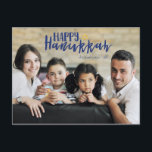 Happy Hanukkah Star des David Foto Postcards Feiertagspostkarte<br><div class="desc">Stilvolle und niedliche Happy Hanukkah Star des David Holiday Foto Postkarten sind perfekt für alle Ihre Freunde und Familie in dieser Feriensaison. Passen Sie den Text mit Ihrem Familiennamen und dem Jahr an und tauschen Sie das Bild gegen ein Foto Ihrer Kinder,  Haustiere oder der ganzen Familie aus.</div>