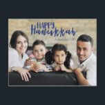 Happy Hanukkah Star des David Foto Postcards Feiertagspostkarte<br><div class="desc">Stilvolle und niedliche Happy Hanukkah Star des David Holiday Foto Postkarten sind perfekt für alle Ihre Freunde und Familie in dieser Feriensaison. Passen Sie den Text mit Ihrem Familiennamen und dem Jahr an und tauschen Sie das Bild gegen ein Foto Ihrer Kinder, Haustiere oder der ganzen Familie aus.</div>
