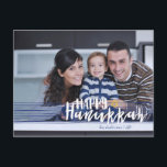 Happy Hanukkah Star des David Foto Postcards Feiertagspostkarte<br><div class="desc">Stilvolle und niedliche Happy Hanukkah Star des David Holiday Foto Postkarten sind perfekt für alle Ihre Freunde und Familie in dieser Feriensaison. Passen Sie den Text mit Ihrem Familiennamen und dem Jahr an und tauschen Sie das Bild gegen ein Foto Ihrer Kinder,  Haustiere oder der ganzen Familie aus.</div>