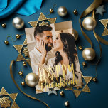 Happy Hanukkah Star Holiday Foto Silver Foil Card Folien Feiertagskarte<br><div class="desc">Echte Folie "glücklicher hanukkah" mit dem Stern von david als "A" über volles Foto. Wählen Sie Ihre Folienfarbe: Gold,  Silber oder Rose Gold und Backerfarbe. Fügen Sie dem Rücken mehr Fotos hinzu oder schreiben Sie eine Nachricht.</div>
