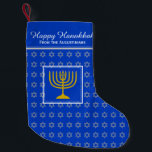 HAPPY HANUKKAH Star von David Menorah LIGHT BLAU Kleiner Weihnachtsstrumpf<br><div class="desc">Hellblauer HAPPY HANUKKAH Strumpf mit silberfarbenem Stern von David Muster und goldfarbenen Menorah in der Mitte. Der Platzhalter-Text ist anpassbar, sodass Sie Ihren Namen hinzufügen oder den Gruß ändern können. Das gleiche Design auf der Rückseite. Ideal, um Ihre kleinen Geschenke zu präsentieren. Auch ideal für diejenigen, die Hanuakkah und Weihnachten...</div>