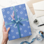 Happy Hanukkah Star von David White Blue Geschenkpapier<br><div class="desc">Machen Sie sich bereit,  Ihre Hanukah Feiern mit unserem weißen und blauen Star of David Packpapier zu beleuchten. Dieses Packpapier fügt Ihren Hanukah Geschenken eine besondere Touch hinzu. Verwöhnen Sie Ihre Liebe und Ihre Wünsche mit diesem exquisiten Verpackungspapier. Happy Hanukka!</div>