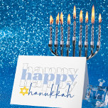 Happy Hanukkah Stylish Holiday Card Feiertagskarte<br><div class="desc">Diese Hanukkah Grußkarte zeichnet sich durch ein spielerisches und modernes Design aus, das den Empfängern Freude bereiten wird. Auf der Vorderseite der Karte wird in einem groben Schriftart der Satz "glücklich glücklich" hervorgehoben. Die Mitte "glücklich" ist hellblau, während der obere und untere "fröhliche" Text weiß ist, in dunkelgrau umrissen. Das...</div>