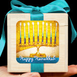 Happy Hanukkah Trendy Künstlerisch Yellow Gold Men Quadratischer Aufkleber<br><div class="desc">"Happy Hanukkah". Ein nahes Foto eines bunten, bunten, goldgelben künstlerischen Menorah-Fotos hilft Ihnen den Urlaub in Hanukkah zu beginnen. Genießen Sie die Wärme und Freude der Ferienzeit, wenn Sie diesen atemberaubenden, farbenfrohen Hanukka Aufkleber benutzen. Matchkarten, Briefmarke, Totensäcke, Serviertablette und andere Produkte sind in meiner "Hanukkah Colorful, Künstlerisch Menorah" Ladenkollektion erhältlich....</div>