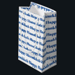Happy Hanukkah weiß blaue moderne Typografie Kleine Geschenktüte<br><div class="desc">Happy Hanukkah blau und weiß moderne Typografie Muster Geschenktasche. Blaues Textmuster auf weißem Hintergrund.</div>