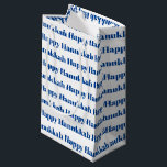 Happy Hanukkah weiß blaue moderne Typografie Kleine Geschenktüte<br><div class="desc">Happy Hanukkah blau und weiß moderne Typografie Muster Geschenktasche. Blaues Textmuster auf weißem Hintergrund.</div>