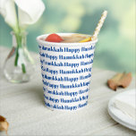Happy Hanukkah weiß blaue moderne Typografie Pappbecher<br><div class="desc">Happy Hanukkah blau-weiß moderne Typografie Muster Hanukkah Party Paper Cups. Blaues Textmuster auf weißem Hintergrund.</div>