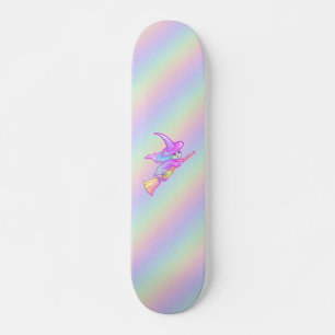 Happy Hexe, die auf Broomstick Zeichne Skateboard
