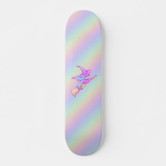 Happy Hexe, die auf Broomstick Zeichne Skateboard