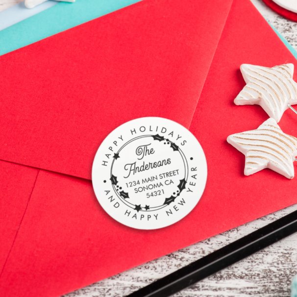 Happy Holidays Custom Script Address Holly Wreath Runder Aufkleber (Von Creator hochgeladen)