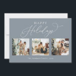 Happy Holidays Dusty Blue Multi Foto Collage Feiertagskarte<br><div class="desc">Erschaffen Sie schöne Erinnerungen in dieser Ferienzeit mit dieser Multi-Foto Collage Urlaubskarte. Diese Karte verfügt über ein modernes minimalistisches Skript mit Ihren Lieblings-Fotos auf der Vorderseite und eines auf der Rückseite. Personalisieren Sie diese vollständig anpassbare Karte mit Ihrer Begrüßung,  Nachricht,  Familienname und Jahr.</div>