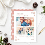 Happy Holidays Elegante Foto Collage Rose Gold Folien Feiertagskarte<br><div class="desc">Die elegante Weihnachts-Foto-Collage-Karte bietet "Happy Holidays" in Echtgoldfolie-Klassik und enthält eine minimale Collage von drei Foto-Räumen, eine individuelle Begrüßung und Platz, um den Familiennamen oder Familiennamen einzufügen. Ein Muster silberner Winterschneeflocken betont die Vorderseite und ein komplementäres Weiß auf den Winterschneeflocken Schwarz / Rose zieht die Rückseite der Schneeflocke an. Alle...</div>