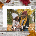 Happy Holidays Family Foto Modernes Minimalistisch Postkarte<br><div class="desc">Elegante Happy Holidays Foto Postkarte mit wunderschöner weißer,  kursiver Typografie. Dieses moderne,  minimalistische Familienfoto aus der Ferienfamilie ist mit einem prächtigen Drehbuch und Ihrem Namen in Weiß über dem kompletten Blutbild versehen.</div>