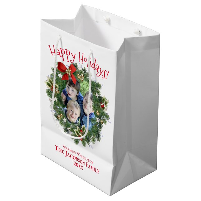 Happy Holidays Fun Weihnachtskranz Foto Rahmen Mittlere Geschenktüte (Vorderseite Schrägansicht)