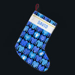 HAPPY HOLIDAYS Funny Ugly Hannukah Sweaters CUSTOM Kleiner Weihnachtsstrumpf<br><div class="desc">Anpassen mit einem Namen oder einem anderen Text. Zeigen Sie Ihre Liebe für die Ferien. Hand von mir gezeichnet! Karo in meinem Shop für viele weitere Artikel wie Packpapier,  Kissen,  Handtücher und Geschenkpackung auch!</div>