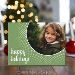 Happy Holidays - Green Polka Dot Border Feiertagspostkarte<br><div class="desc">Ein modernes Design mit einem Platzhalter für Ihr Lieblingsbild. Ein kreisförmiges Foto,  das mit einem Punktmuster aus Polka und einem "Happy Holidays"-Gruß umgeben ist. Fügen Sie 1 Foto für diese Postkarte der Familie hinzu. Andere Farben sind in meinem Laden erhältlich.</div>