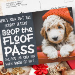 Happy Holidays Modern Funny Pet Custom Foto Feiertagspostkarte<br><div class="desc">Design besteht aus einem dunklen Hintergrund mit einer witzigen Botschaft — "Hier ist dein Geschenk in dieser Feriensaison... Stell den Floof-Pass auf. Einmal nur für den Fall, dass die Dinge anstrengen.." Um Ihr Foto auszurichten, entfernen Sie die Bildvorlage, indem Sie auf die Schaltfläche Entmasken klicken. Wenn das Foto ausgerichtet ist,...</div>