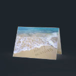 Happy Holidays Ocean Beach Karte<br><div class="desc">Happy Holidays SMS auf Strand Sand am Meer mit schaumigem Surfen.</div>