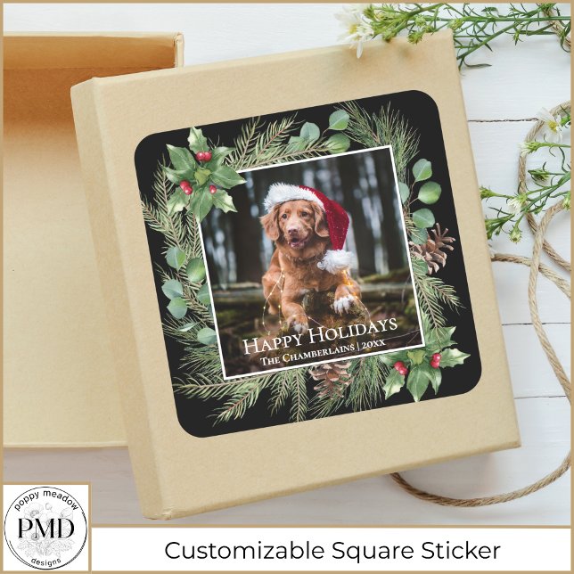 Happy Holidays Pet Photo Wreath  Quadratischer Aufkleber (Happy Holidays Pet Photo Wreath Greenery Botanical Christmas Square Sticker with Name, Year, Photo.)