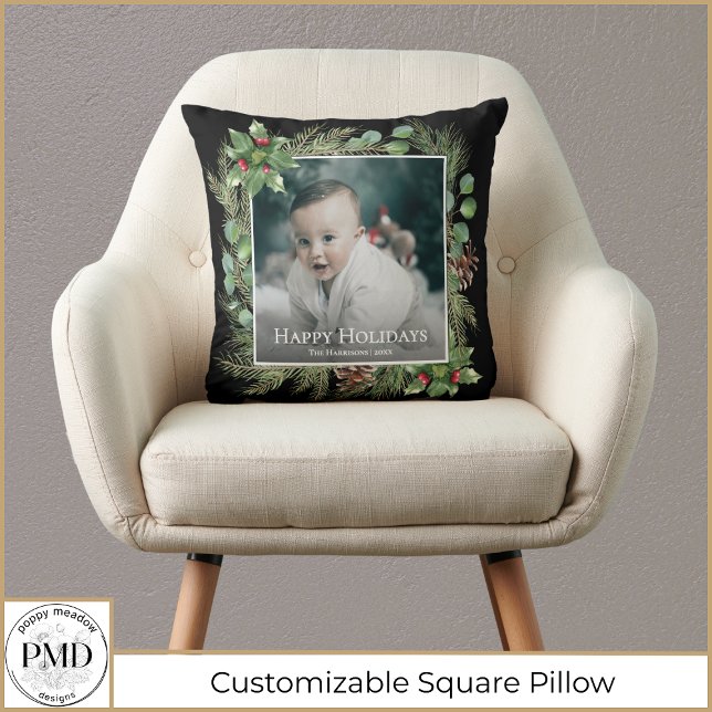 Happy Holidays Photo Wreath Greenery  Kissen (Happy Holidays Photo Wreath Greenery Botanical Christmas Throw Pillow with Name, Year, Photo.)