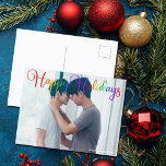Happy Holidays Rainbow Script LGBTQ Couple Foto Postkarte<br><div class="desc">Elegantes Happy Holidays Foto Postcard mit wunderschöner Regenbogenkursivtypografie. Dieses moderne LGBTQ Ferien Familienfoto Postcard beinhaltet ein wunderschönes Drehbuch und Ihren Namen in Weiß über das komplette Blutbild eines LGBT Paares. Personalisieren Sie Ihre Weihnachtsbotschaft auf der Rückseite.</div>