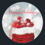 Happy Holidays, Red Presents Runder Aufkleber<br><div class="desc">Stilvolle rote Geschenke in der roten Tasche auf glänzendem braunen Hintergrund mit Text... Happy Holidays. Sie können einfach mit Ihrer Textauswahl personalisieren.</div>