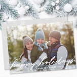 Happy Holidays Winter Snow Overlay Family Foto Feiertagskarte<br><div class="desc">Maßgeschneiderte Ferienfotokarte mit modernem Handskript und Winterschnee-Overlay-Design.</div>