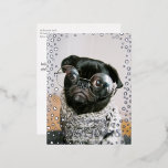 Happy Howlidays Foil Paw Print Dog Holiday Folien Feiertagspostkarte<br><div class="desc">Schicken Sie diese glänzende Metalfolie Pfoten und Schneeflocken "Happy Howlidays" Portrait-Postkarte in dieser Weihnachtszeit und teilen Sie Ihr Pelzbaby mit Ihren Lieben. Schließlich ist Ihr Haustier Teil der Familie! Passen Sie diese Karte mit einem horizontalen Foto des Haustieres und dem gewünschten Text auf der Vorderseite an. Fügen Sie eine personalisierte...</div>