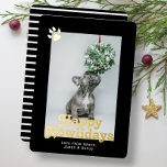 Happy Howlidays Hund Themengebrauch Foto Personali Folien Feiertagskarte<br><div class="desc">Frohe Weihnachten,  Happy Howlidays Hund Themed Foto Personalisierte Flachkarte. Auf dieser Karte können Sie Ihre eigene Fotografie und Textnachricht vorn mit einem atemberaubenden,  in Echtfolie eingeprägten Text aus Gold,  Silber oder Rose einfügen. Mit modernem Pfotenprint und lustigem Pun nach vorne. Urlaubskarten aus Ricaso</div>