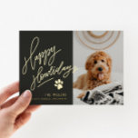 Happy Howlidays Pet Foto Weihnachten Folien Feiertagskarte<br><div class="desc">Diese mit einem Haustier gestaltete Urlaubsfotokarte ist mit modernen handgeschriebenen Folien (Farbe Ihrer Wahl) ausgestattet, die "Happy Holidays" und eine paw-Illustration enthalten. Die Rückseite ist mit einem passenden Pfotenmuster und einem zusätzlichen Foto für einen bleibenden Eindruck versehen. Fügen Sie einfach Ihre Fotos und Texte mit den Vorlagen ein. Klicken Sie...</div>