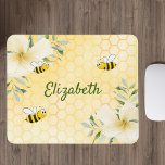 Happy Hummeln Gelbe Honigwabe Sommername Mousepad<br><div class="desc">Gelber,  weißer Hintergrund mit Wabenmuster. Die Blume,  der Hibiskus und die Hummeln sind mit hellgelben,  cremefarbenen tropischen Blumen geschmückt. Ihr Name mit einem grünen handgeschriebenen Stilskript geschrieben. Ideal für Ihre Zuhause im Sommer.</div>