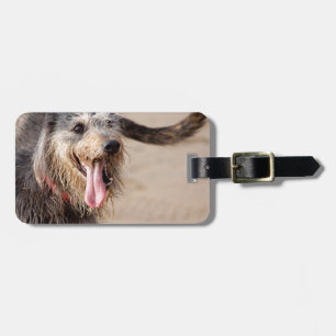 Happy Hund am Strand Gepäckanhänger