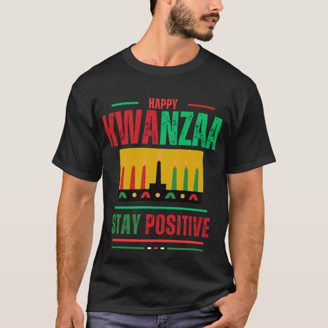 Happy Kwanzaa "Bleibe Positives" individualisierba T-Shirt (Vorderseite)