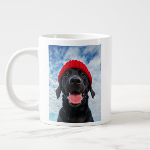Happy Labrador in einer Roten Beanie Unter blauem  Jumbo-Tasse
