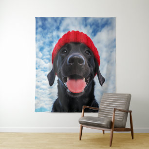 Happy Labrador in einer Roten Beanie Unter blauem Wandteppich