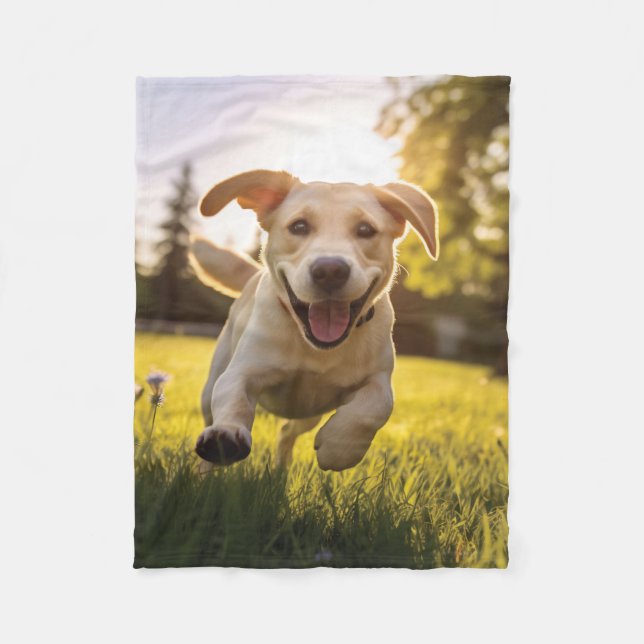 Happy Labrador Puppy Running Fleecedecke (Vorderseite)