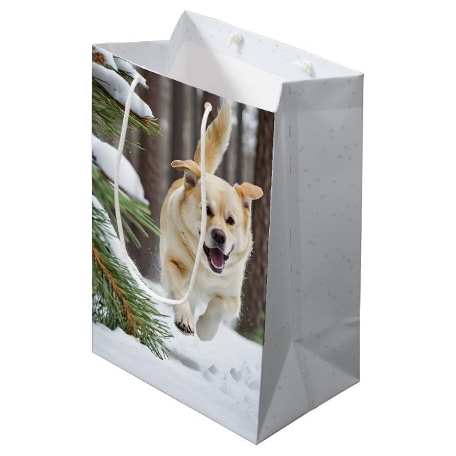 Happy Labrador Retriever im Schnee Mittlere Geschenktüte (Vorderseite Schrägansicht)
