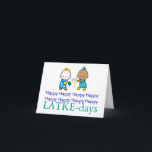 Happy LATKE-days Chanukah Card Feiertagskarte<br><div class="desc">Chanukah Karte wünscht Happy Happy Happy (x8) LATKE-Tag. Ein Paar Kinder im Urlaubskleid und die Symbole des Urlaubs schmücken die Vorderseite der Karte. Im Inneren lautet der individuell gestaltbare Gruß: Möge Ihr Dreifel immer aufgehen. Vollständig anpassbar und personalisierbar.</div>