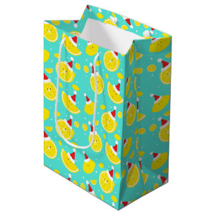 Happy Lemons tragen Weihnachtsmannmützen mit Schn Mittlere Geschenktüte