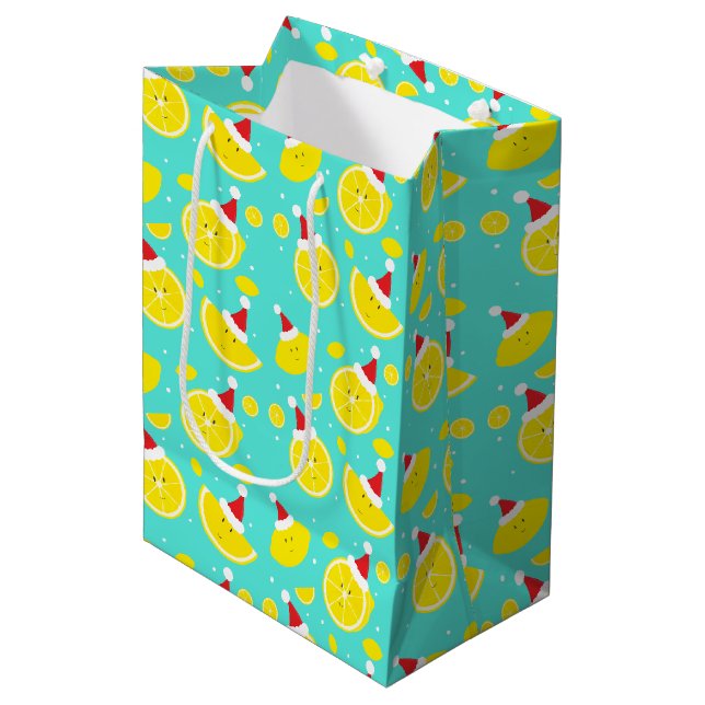 Happy Lemons tragen Weihnachtsmannmützen mit Schne Mittlere Geschenktüte (Vorderseite Schrägansicht)