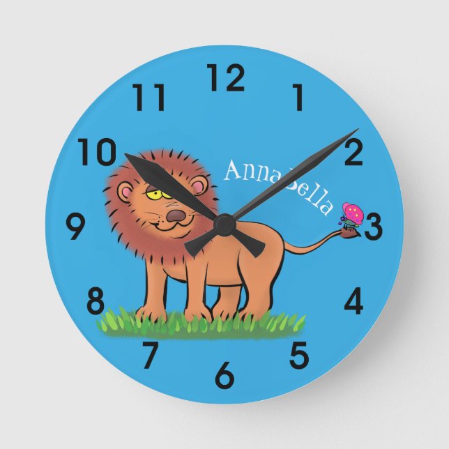 Happy lion with butterfly cartoon illustration runde wanduhr (Vorderseite)