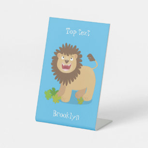 Happy Löwe brüllend Cartoon Illustration Sockelschild