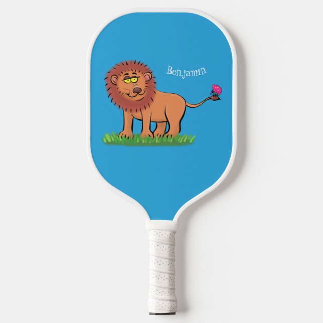 Happy Löwe mit Schmetterling-Cartoon-Abbildung Pickleball Schläger (Vorderseite)
