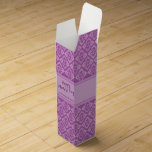 Happy Mother's Day lila Fügen Sie Ihren Namen Wein Weinbox<br><div class="desc">Grafische lila gemusterte Grafik-Stil Box ideal für Mütter,  die Weinliebhaber sind,  um mit Ihrer Wahl zu füllen. Lest den Tag der glücklichen Mutter und füge deine Namen hinzu. Ideal,  um Ihr Geschenk noch etwas ganz Besonderes aussehen zu lassen. Grafisches Muster und Design von Sarah Trett.</div>