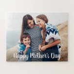 Happy Mothers Day Modern Script Family Foto<br><div class="desc">Ein Foto-Rätsel,  das ein beliebtes Foto der Kinder und ihrer Mutter mit dem Skript "Happy Mother's Day" Overlay enthält. Ein perfektes Muttertagsgeschenk. Personalisieren Sie den benutzerdefinierten Text des weißen Skripts. Beachten Sie,  dass die Textfarbe und der Stil des Schriftartes angepasst werden können.</div>