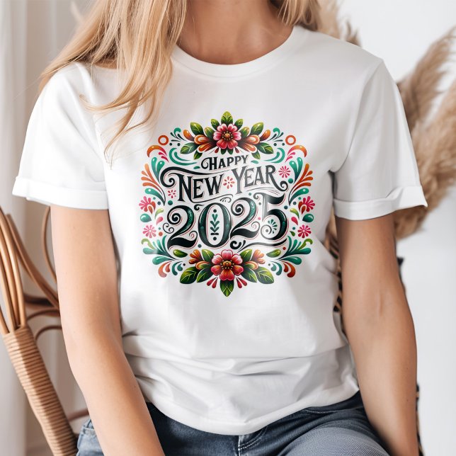 "Happy New Year 2025" farbenfrohe mexikanische Fie T-Shirt ("Happy New Year 2025" Colorful Mexican Fiesta T-Shirt on a young woman.)